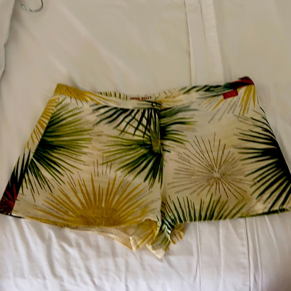 Cotton and linen tropical printed shorts.